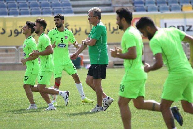 جلسه بازیکنان پرسپولیس با کادرفنی قبل از حضور درچمن جلسه بازیکنان پرسپولیس با کادرفنی قبل از حضور درچمن