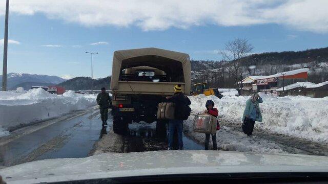 یاری رسانی ارتش به 80 خودروی گرفتار در برف و کولاک