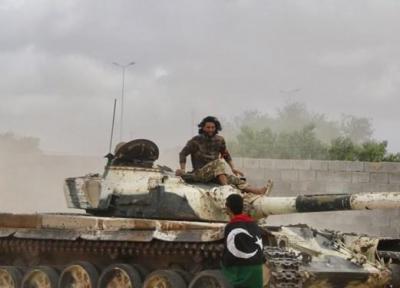 لیبی ، عقب نشینی نیروهای حفتر از پایگاه الوطیه و حمله راکتی به طرابلس