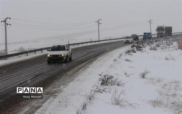بارش برف و باران در جاده های 4 استان