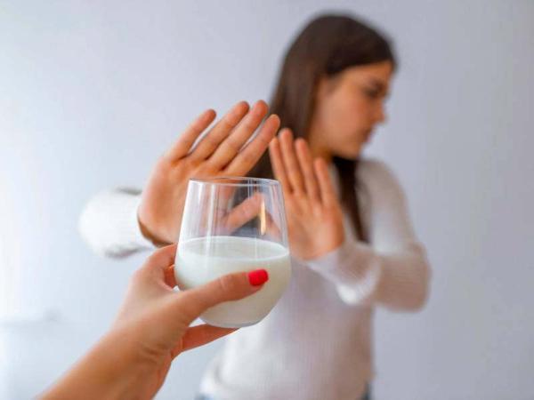حساسیت به لاکتوز ، فرقش با آلرژی به شیر چیه ، علائم و روش های درمان